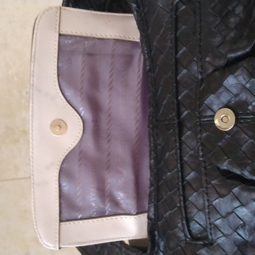 Simply Vera Vera Wang Purse. - Picture 3 of 10